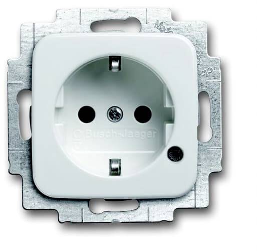 Presa elettrica bianca, integrata in un telaio metallico quadrato, adattabile per installazione a incasso in prese a muro standard tedesche.
