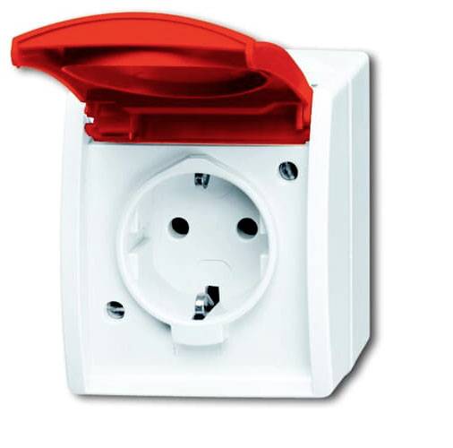 Presa elettrica bianca con coperchio rosso in posizione aperta. Tipo europeo con messa a terra per una connessione elettrica sicura.