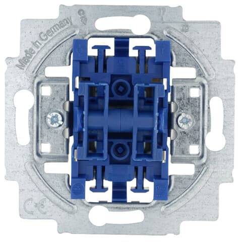 Cornice per interruttori in metallo con supporto blu, contrassegnata con 'Made in Germany'. Adatta al montaggio di interruttori o prese elettriche.
