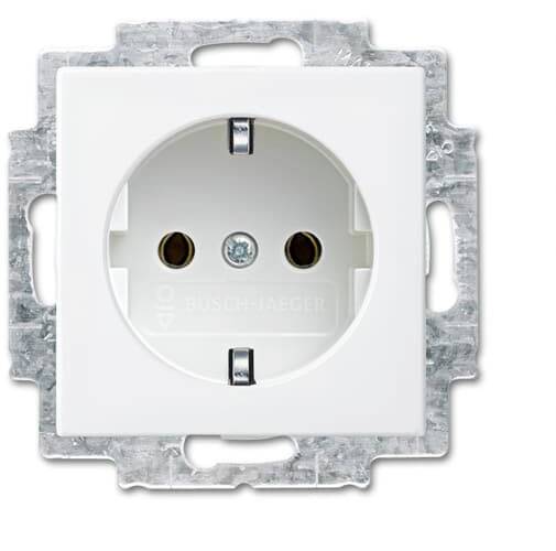 Presa elettrica bianca con due fori e contatto di terra, montata su un supporto metallico.
