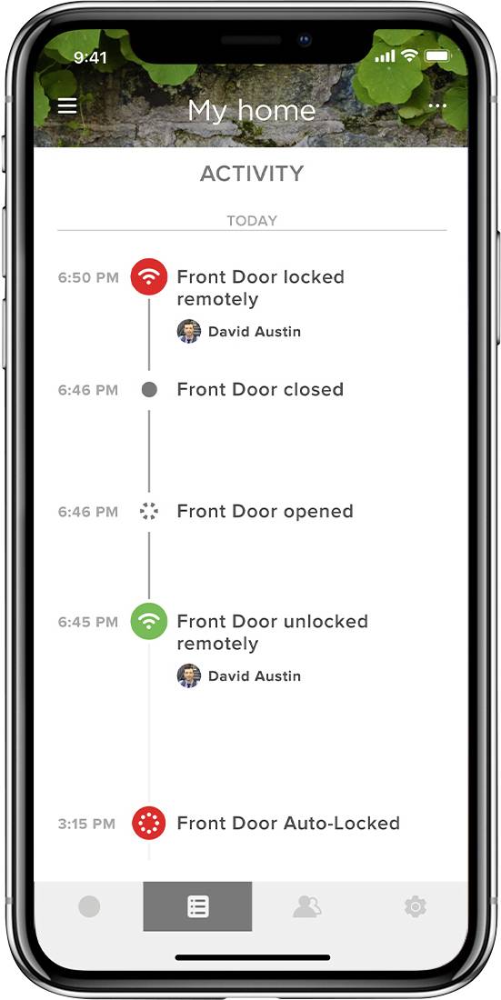 Smartphone mostra il registro delle attività di una porta: blocco automatico, apertura, chiusura e blocco da remoto, con timestamp.