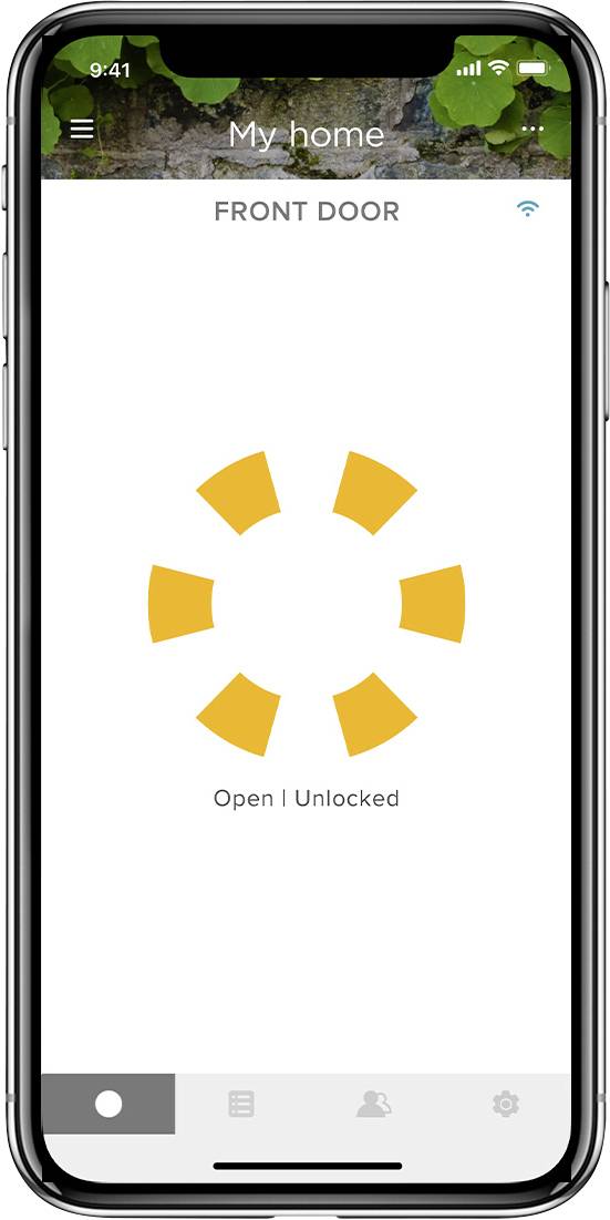 Schermo dello smartphone di un'app per la casa intelligente che mostra 'Porta d'ingresso' come 'Aperta | Sbloccata'.