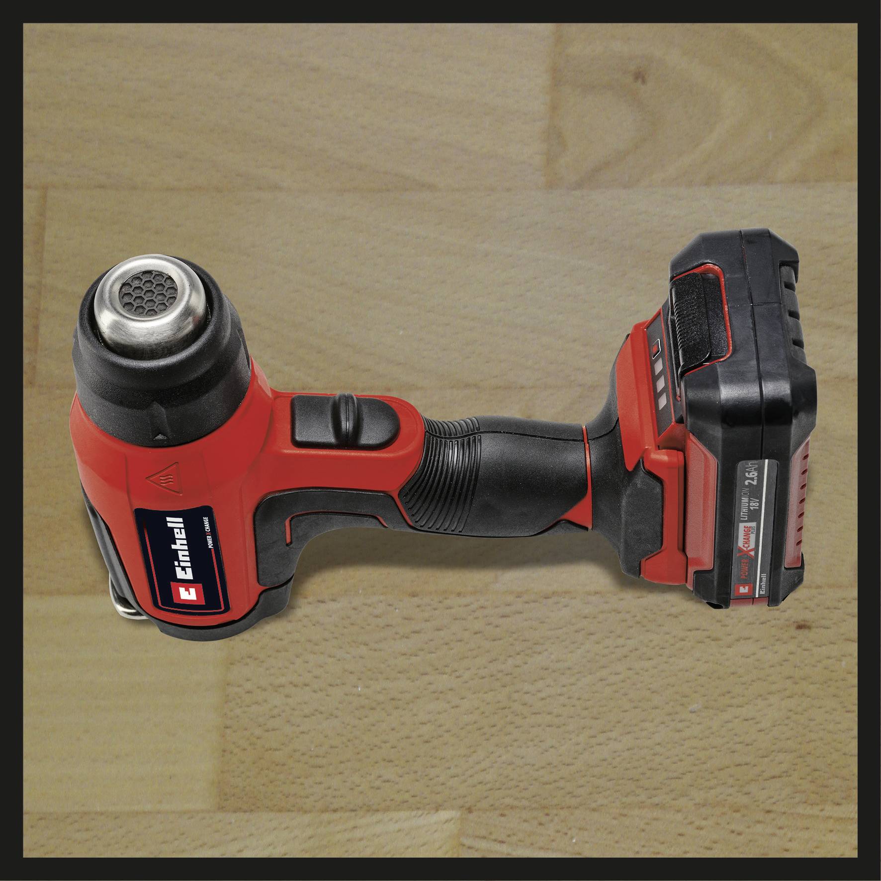 Trapano avvitatore rosso e nero su superficie in legno. Caratteristica principale: Batteria potente.