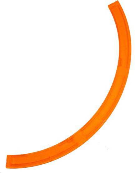 Un semplice pezzo di plastica curvo di colore arancione, probabilmente parte o accessorio di un giocattolo o di un kit di costruzioni.