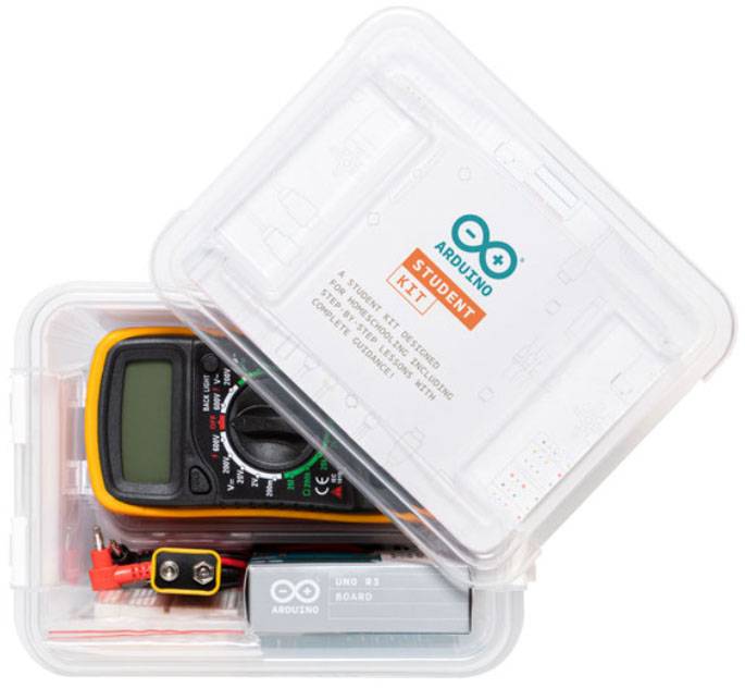 Kit per studenti Arduino con multimetro, scheda Arduino Uno e accessori in scatola di plastica trasparente.