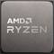 Un chip grigio con il logo argentato 'AMD RYZEN'.