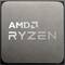 Un quadrato metallico con l'iscrizione argentata 'AMD RYZEN', simboleggia un processore AMD Ryzen.