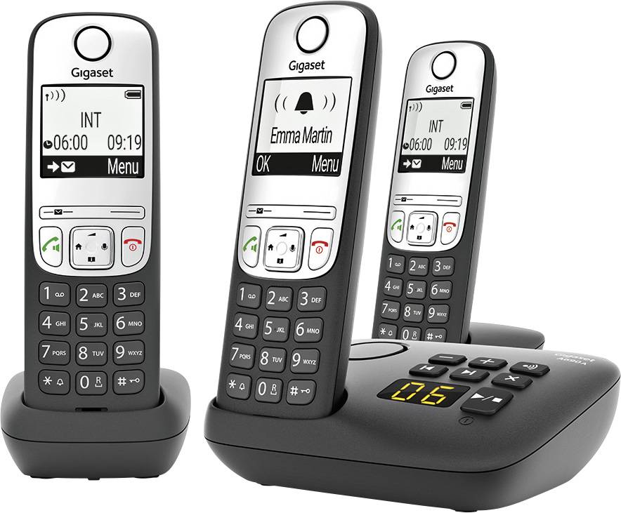 Tre telefoni cordless Gigaset con stazione base e display digitale che mostrano nome e ora, adatti per la modalità vivavoce.