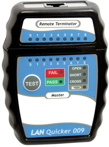 Un tester per cavi LAN con pulsanti e spie luminose che indicano 'Test', 'Fail', 'Pass', per verifiche e stato dei cavi come 'Open', 'Short', 'Cross'.