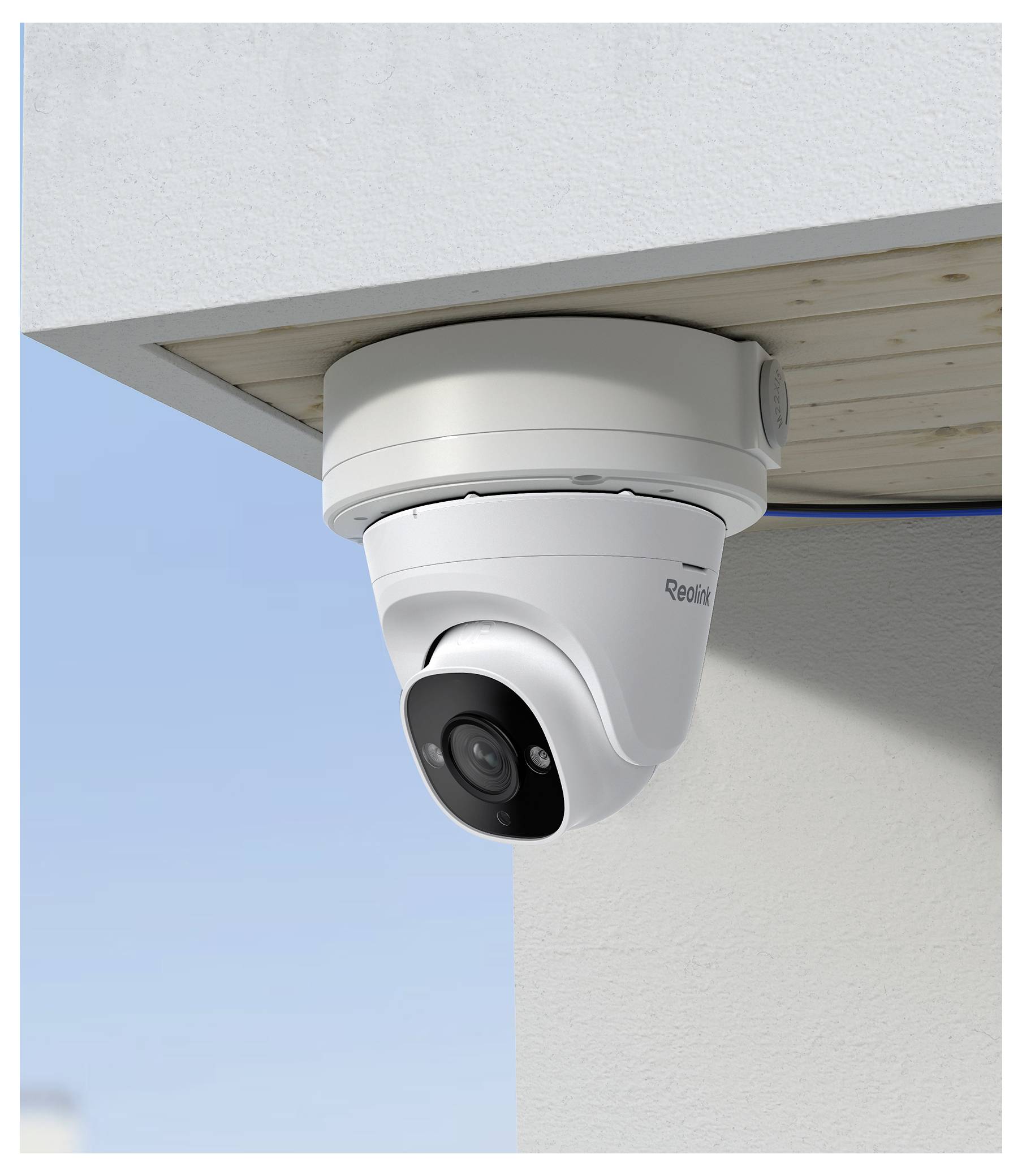 Telecamera di sicurezza montata sul soffitto di un edificio, rivolta verso il basso.