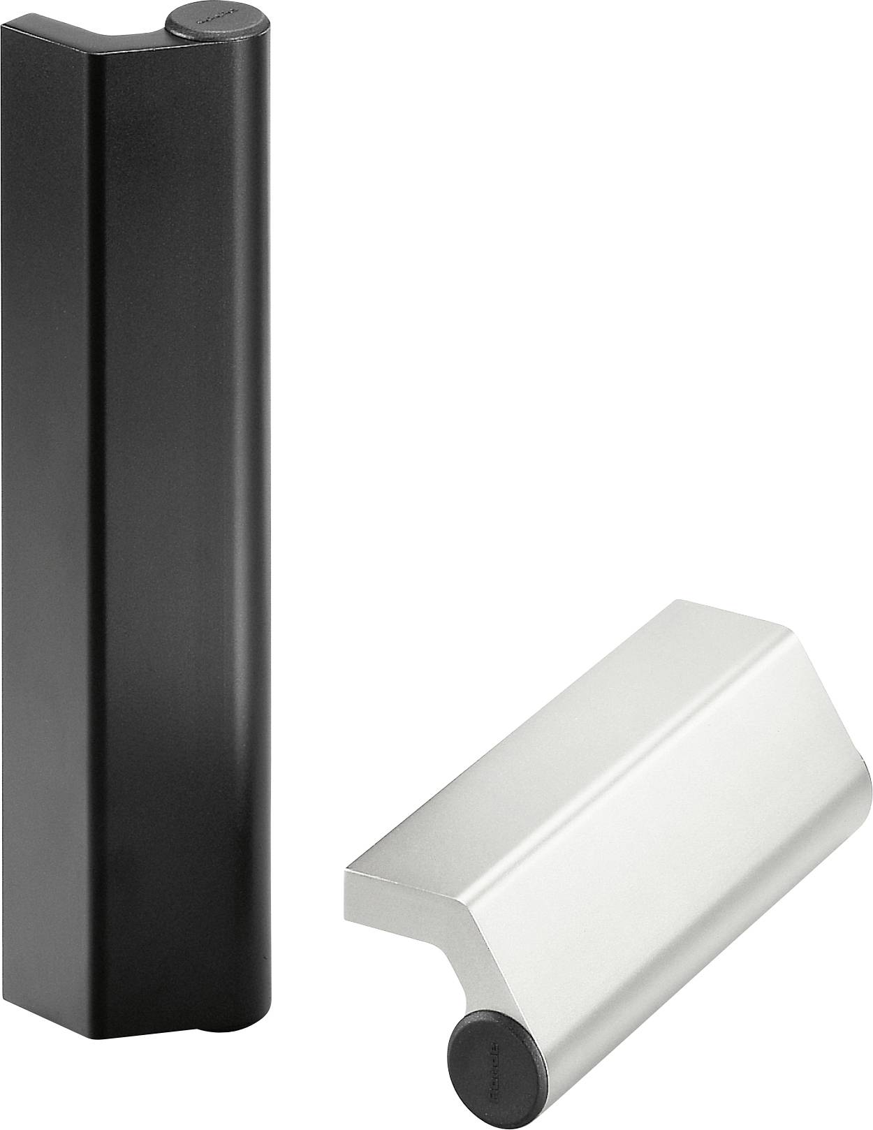 Due maniglie moderne, una in nero e una in argento, con design minimalisti, raffigurate su sfondo bianco.