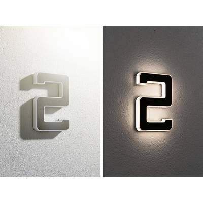 Due numeri civici illuminati a forma di 2, uno in design argentato e uno in design nero, sono montati sulla parete.