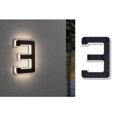 L'immagine mostra un numero civico '3' illuminato su un muro. A sinistra la cifra risplende su una superficie chiara, a destra non è illuminata.