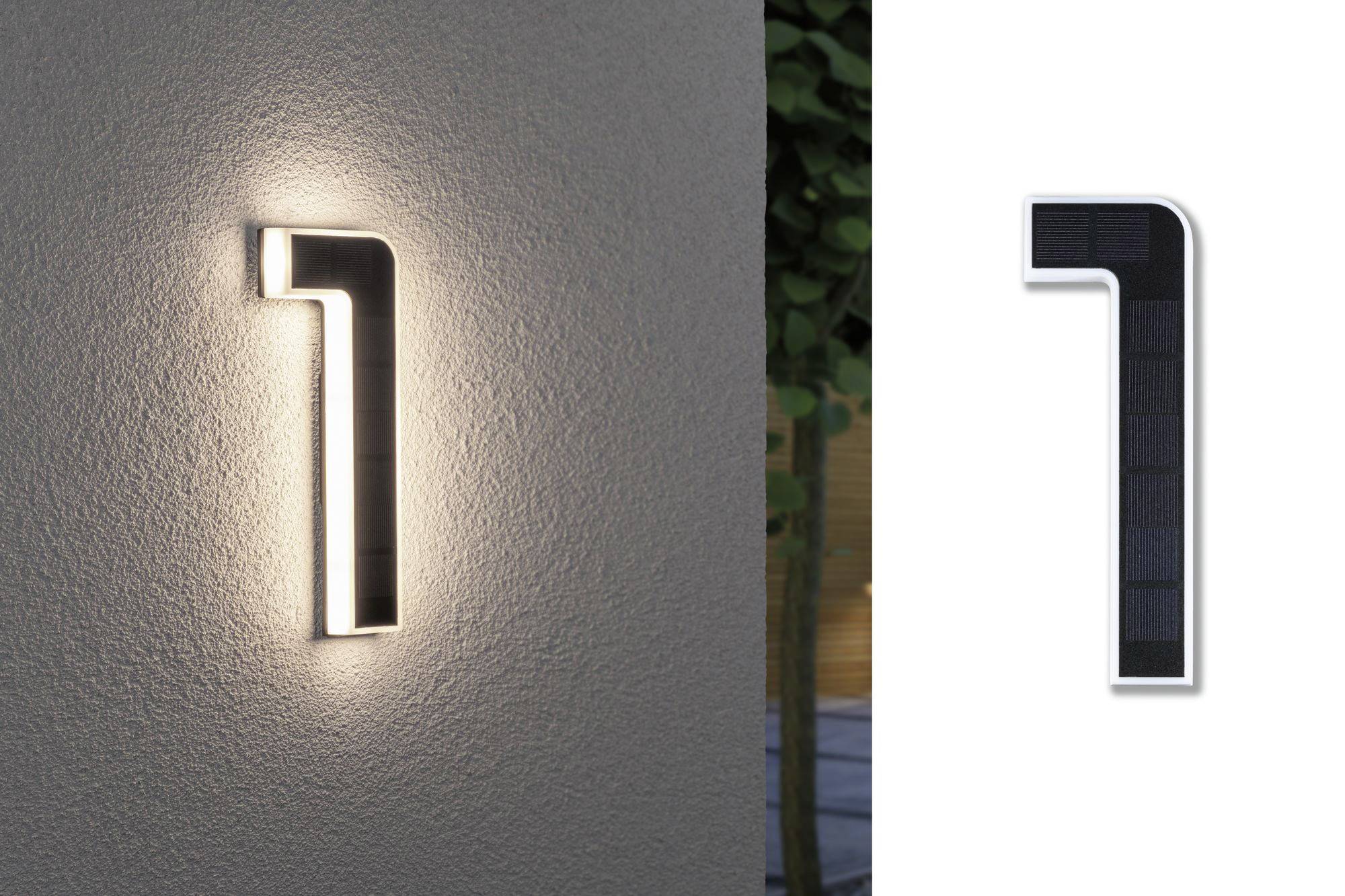 Numero civico nero '1' in metallo con illuminazione laterale installato su un muro, che illumina leggermente l'ambiente circostante.