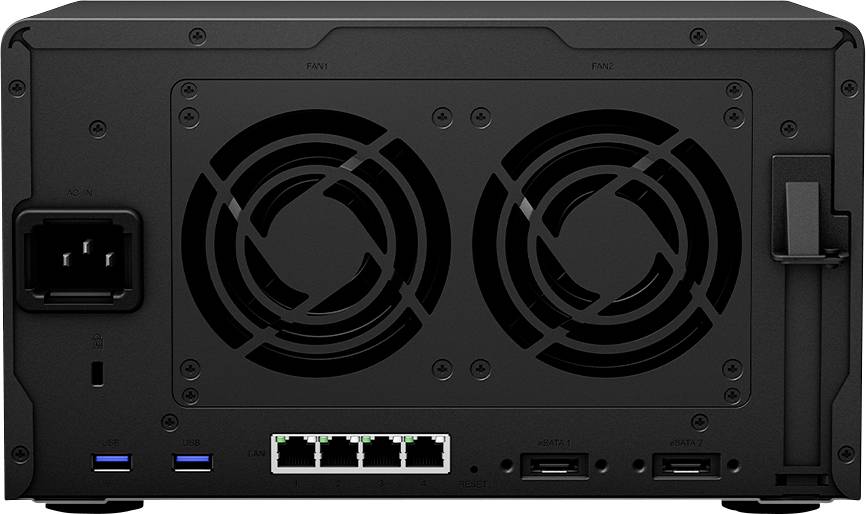 Il retro di un dispositivo elettronico con fessure di ventilazione, porte Ethernet, porte USB e connettore di alimentazione.