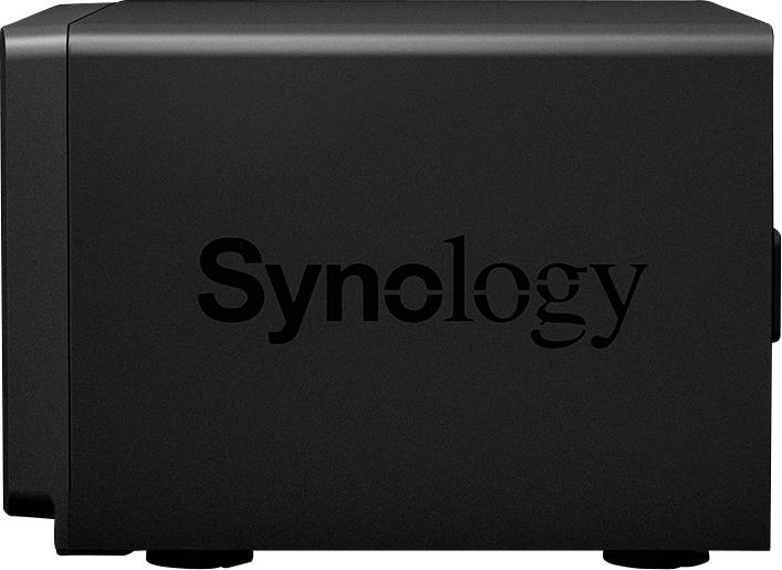 Dispositivo NAS Synology nero con logo laterale, utilizzato per l'archiviazione e la gestione dei dati in reti domestiche o aziendali.