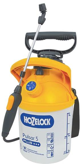 Un nebulizzatore giallo e bianco con impugnatura nera, lancia di spruzzo e la scritta 'HOZELOCK Pulsar 5 Plus'.