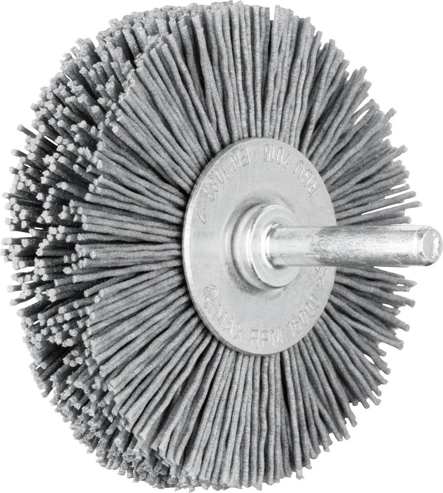 Una spazzola rotonda con setole metalliche e manico, utilizzata per la pulizia di superfici o la lucidatura.