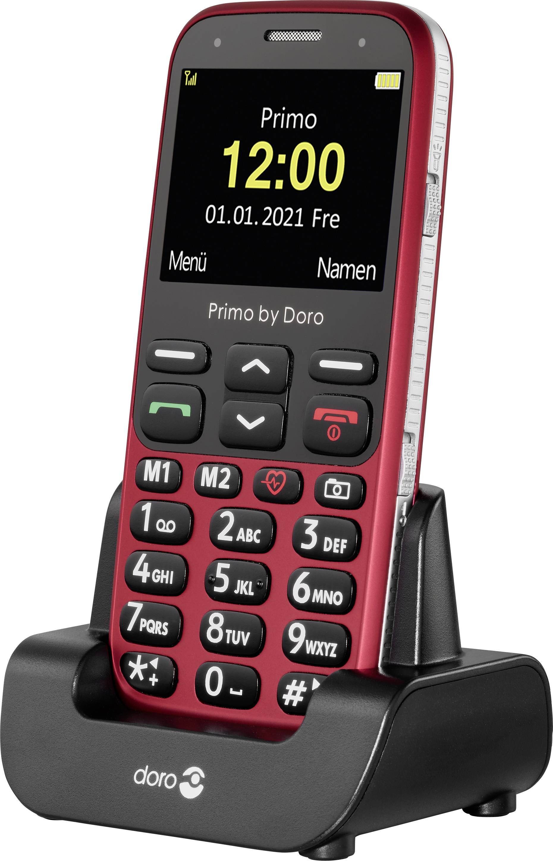 Cellulare rosso per anziani su stazione di ricarica. Il display mostra 'Primo', data '01.01.2021', ora '12:00'. Tasti del menu e dei nomi visibili.