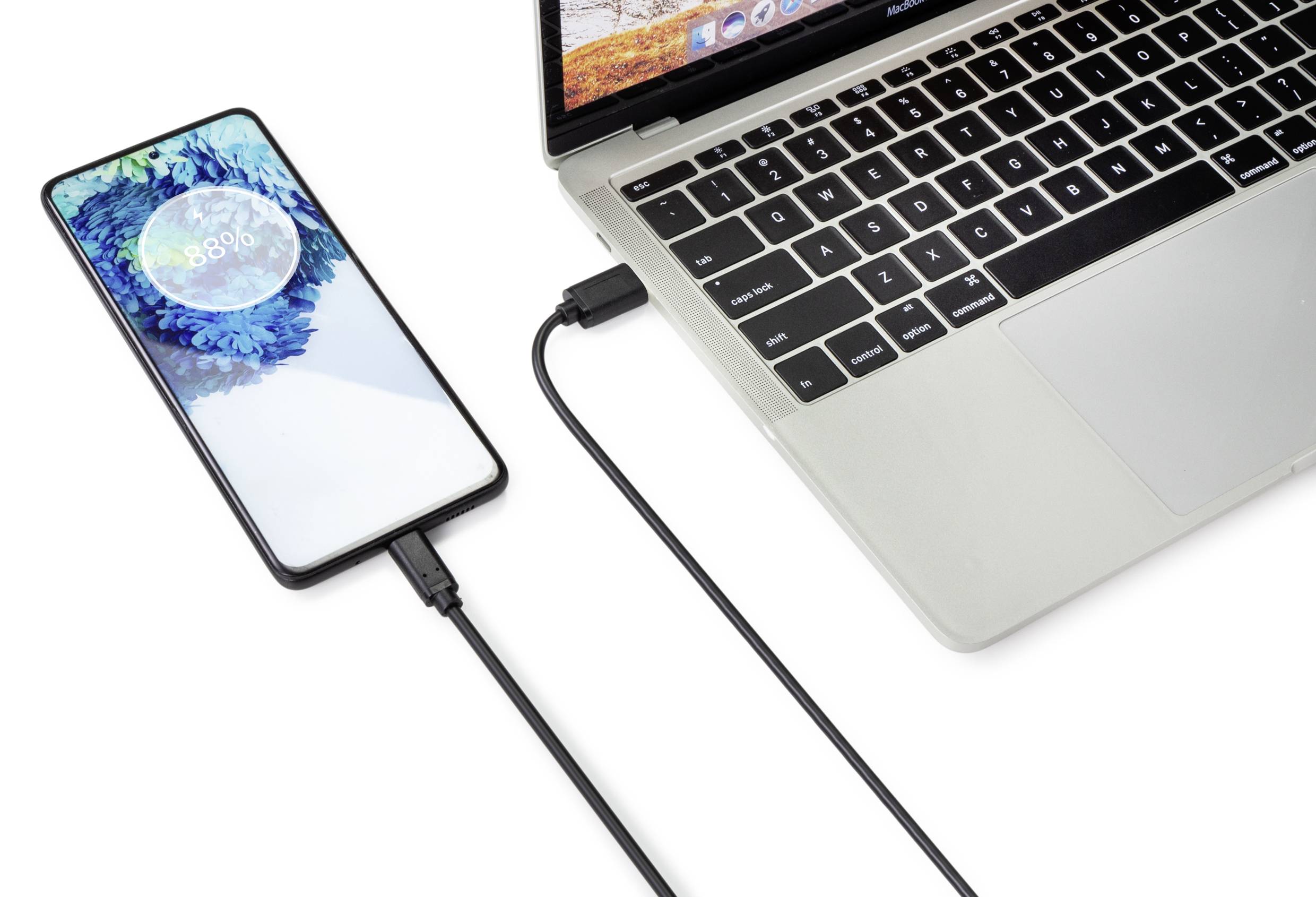 Un smartphone collegato tramite cavo a un laptop mostra sullo schermo una carica batteria dell'88%.