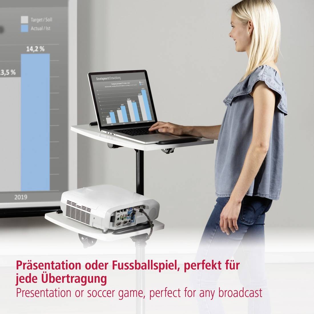 Donna utilizza laptop e proiettore per la presentazione con grafici. Testo: 'Presentazione o partita di calcio, perfetto per ogni trasmissione'.