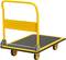 Carrello trasportatore giallo con pedana nera e manico pieghevole, montato su quattro ruote. Adatto al trasporto di carichi.