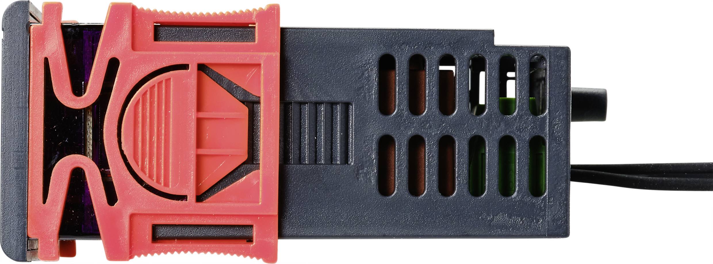 Un dispositivo elettrico nero con un clip di plastica rossa. Ha un cavo e fessure di ventilazione. Utilizzo non chiaro.