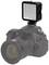 Fotocamera reflex con obiettivo grande e attacco LED sulla parte superiore, adatta per la fotografia in condizioni di scarsa illuminazione.