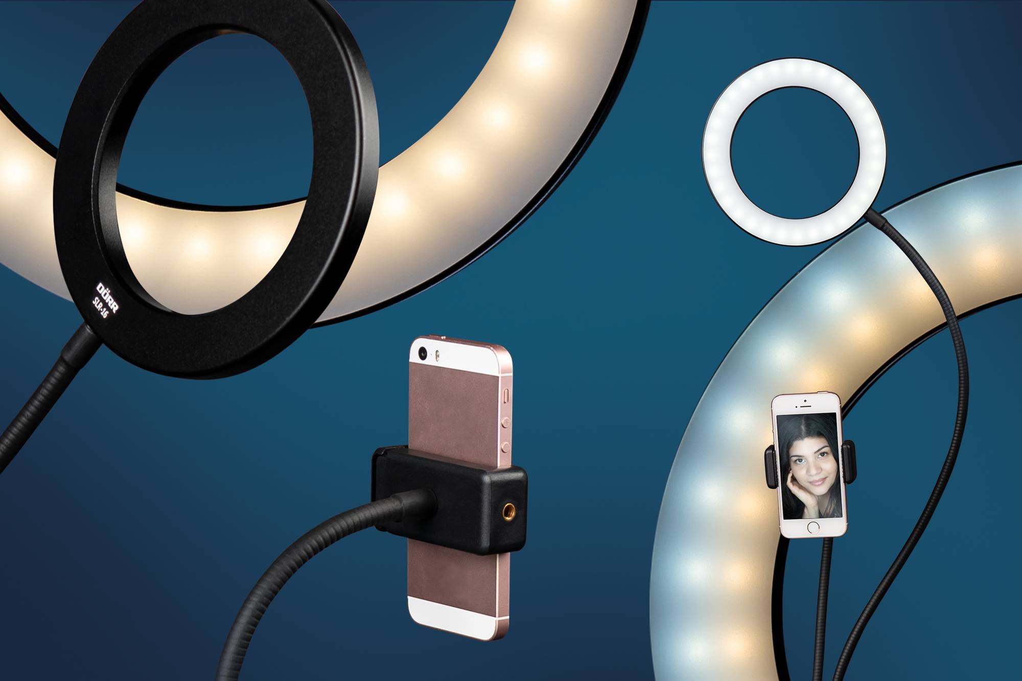 Tre anelli luminosi con supporti per smartphone che mostrano un dispositivo con una persona sorridente, su uno sfondo blu.