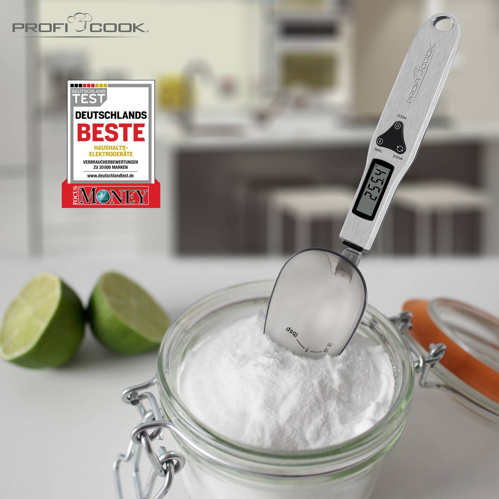 'Bilancia digitale Profi Cook' indica 25,4 grammi. Sfondo: cucina, barattolo di zucchero, due lime. Premio: 'I Migliori della Germania', Focus Money.