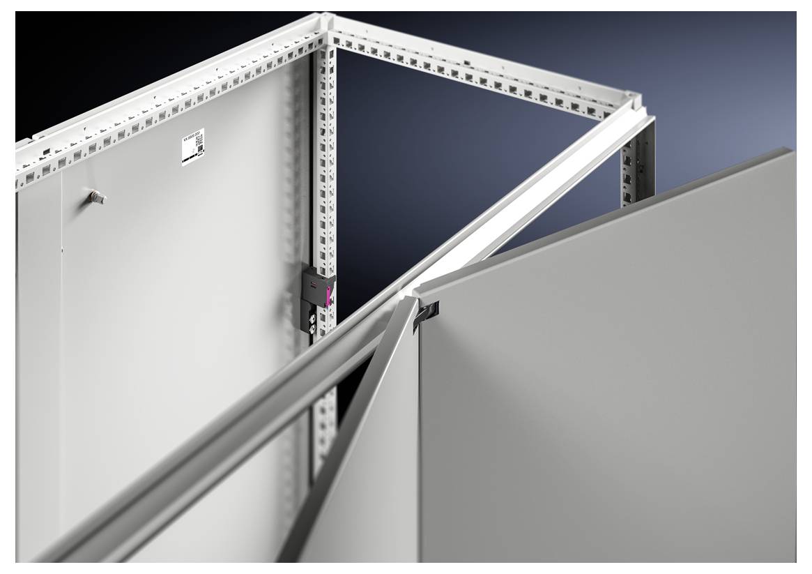 Un armadio elettrico aperto mostra la vista dettagliata delle cerniere e la struttura dei telai metallici, con linee moderne e nitide.