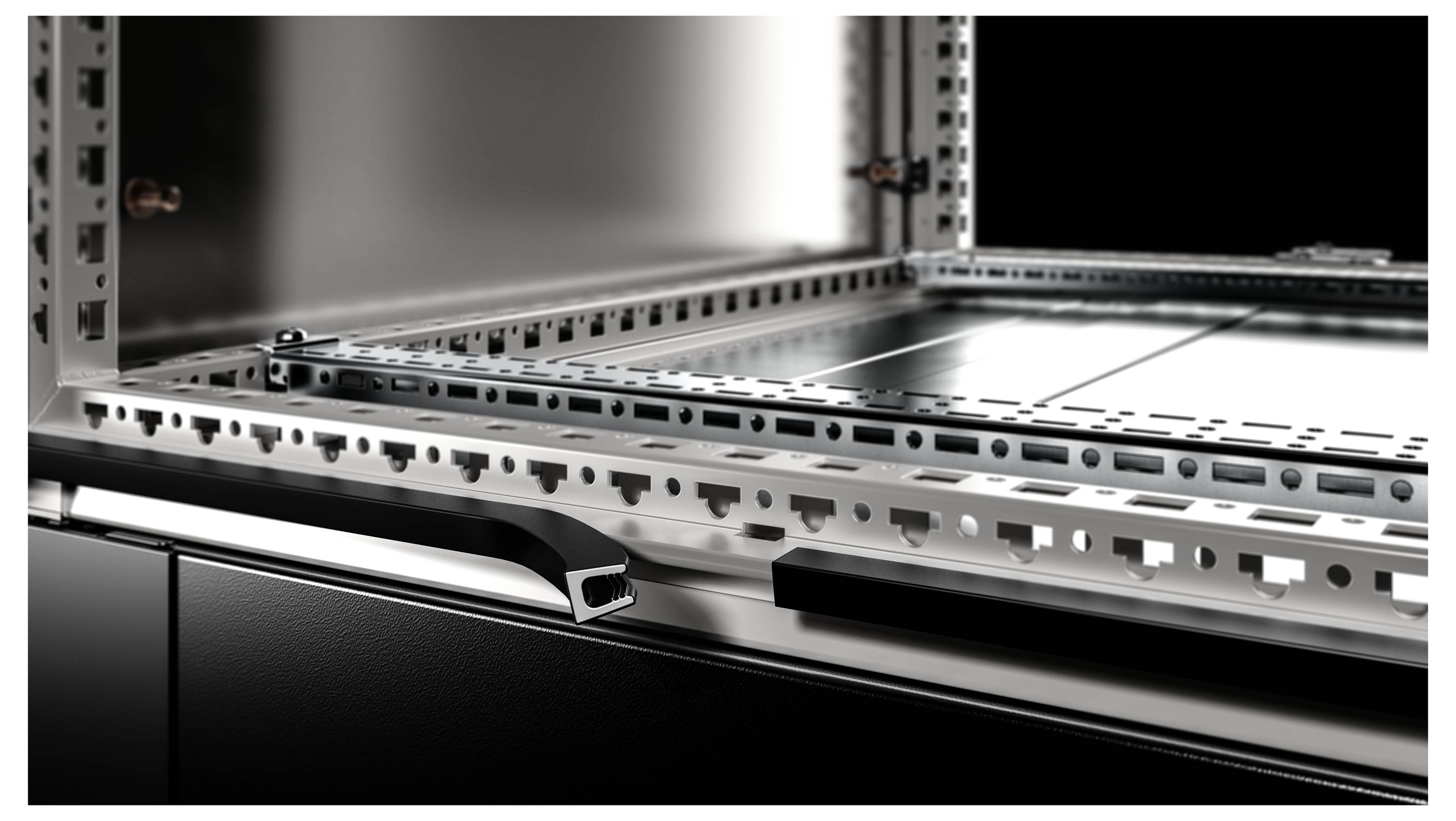 Primo piano di un telaio metallico vuoto in un dispositivo industriale o tecnico, concentrato sulla struttura e sulla costruzione.