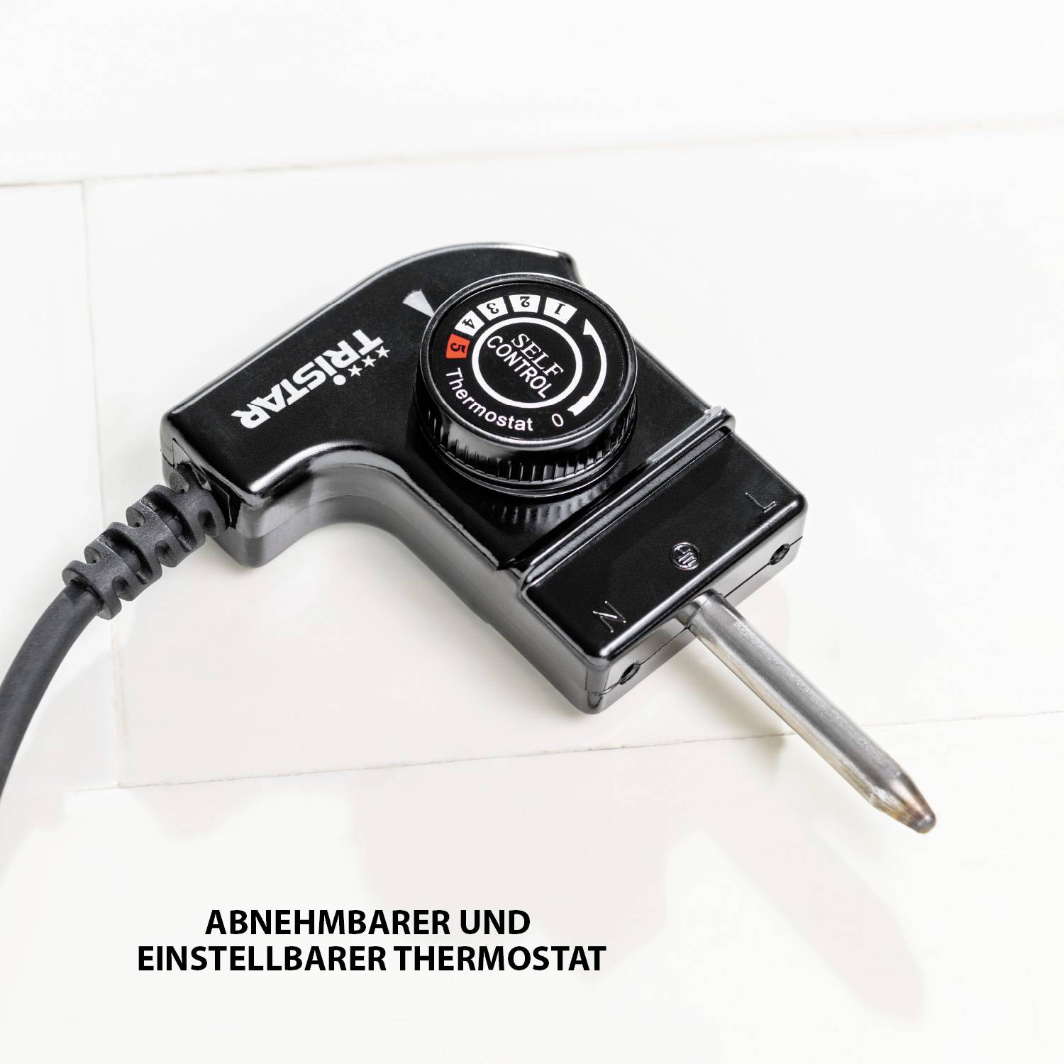 Un termostato rimovibile e regolabile per dispositivi elettrici poggia su uno sfondo bianco.