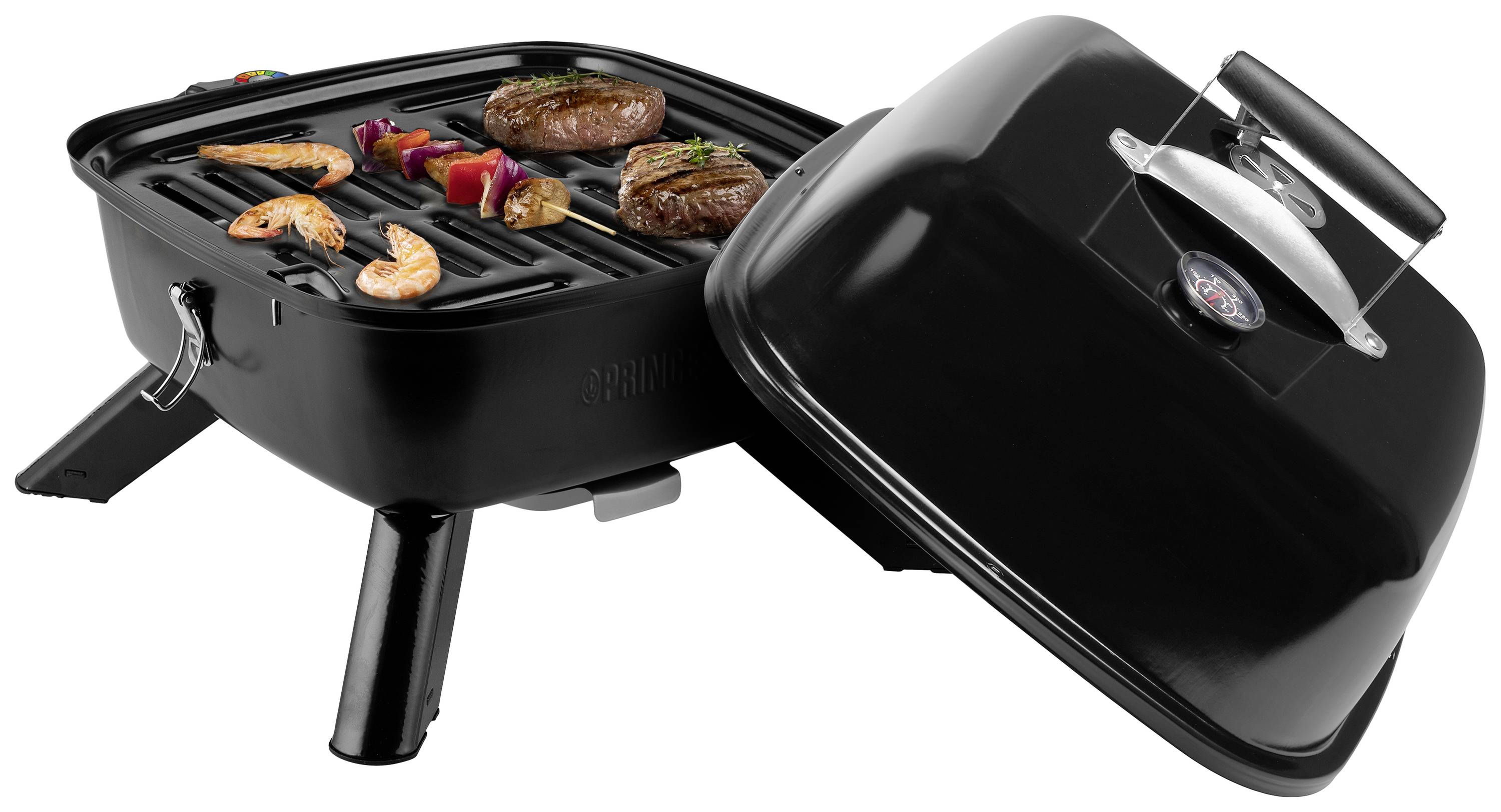 Barbecue portatile compatto con coperchio aperto, su cui vengono grigliate bistecche, gamberi e uno spiedino di verdure. Perfetto per picnic.