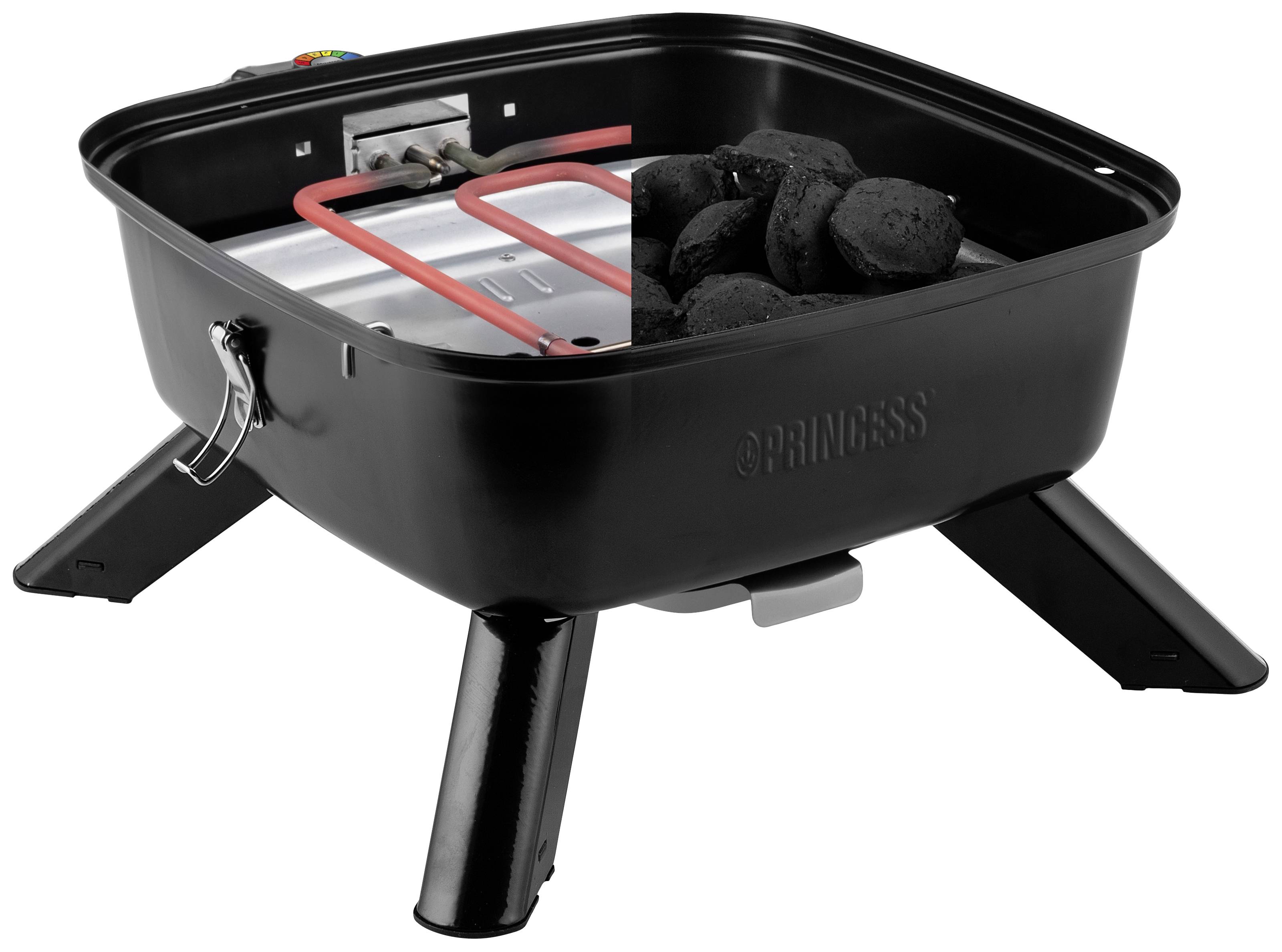 Un barbecue nero e portatile su corti piedini, riempito a metà con bricchette di carbone. Un elemento riscaldante rosso è visibile accanto alle bricchette.