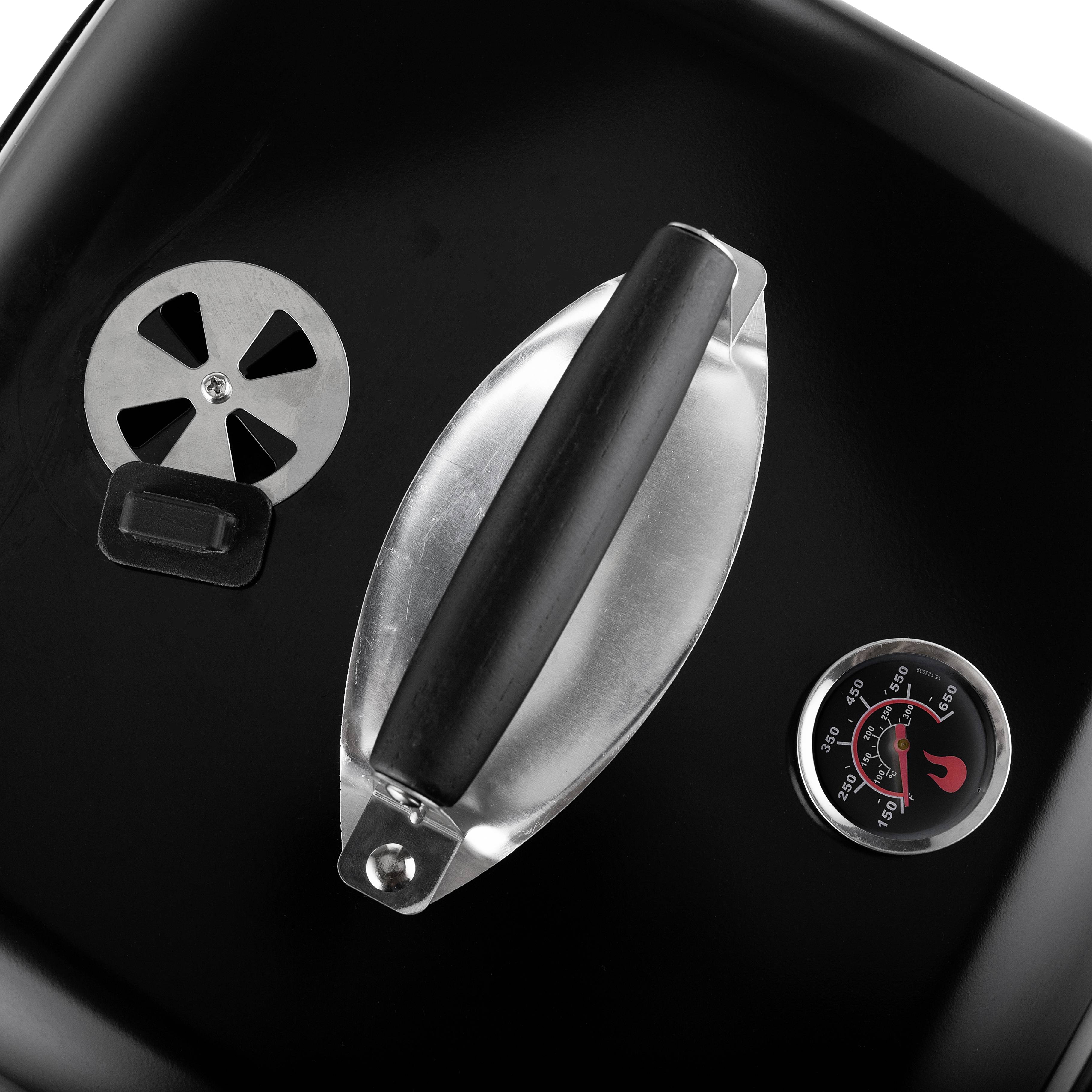 Coperchio del barbecue con manico, regolatore di ventilazione e display del termometro, che indica una temperatura di circa 200 gradi Celsius.