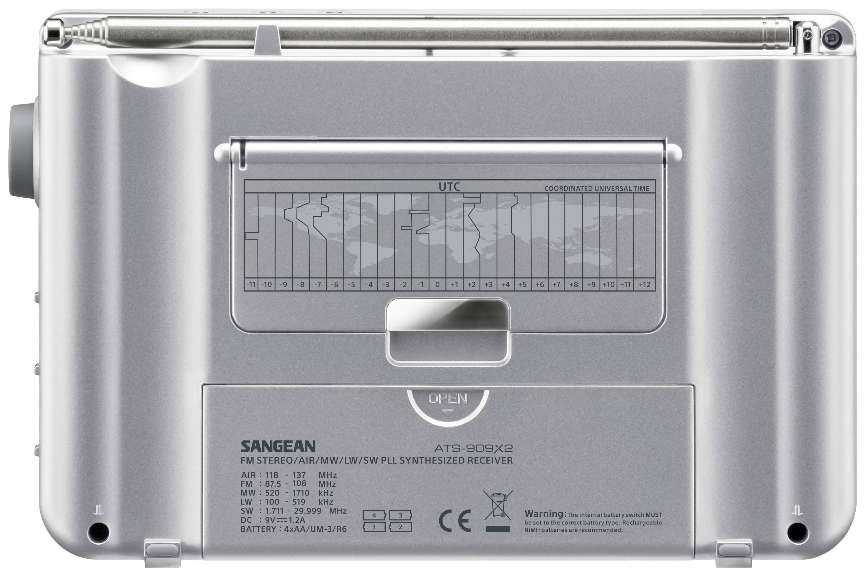 Radio portatile Sangean, modello ATS-909X2, con display dell'ora mondiale. La vista posteriore mostra informazioni sulla larghezza di banda e dettagli del prodotto.