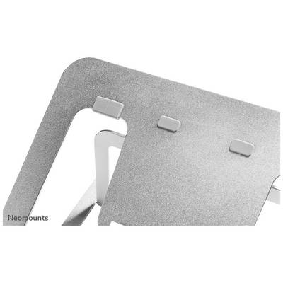 Un supporto per laptop in metallo argentato, regolabile, con pad antiscivolo, ripreso da una vista laterale.