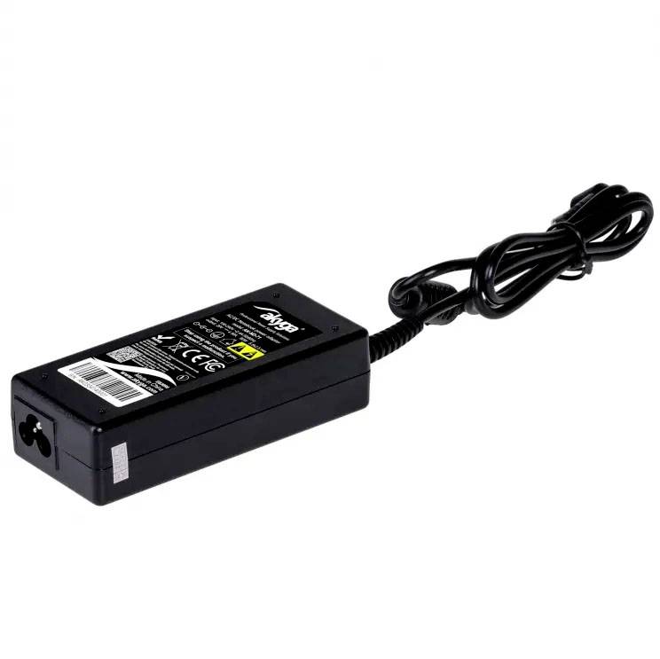 Un alimentatore nero per laptop con cavo, che mostra specifiche tecniche e certificazioni di sicurezza sull'etichetta.