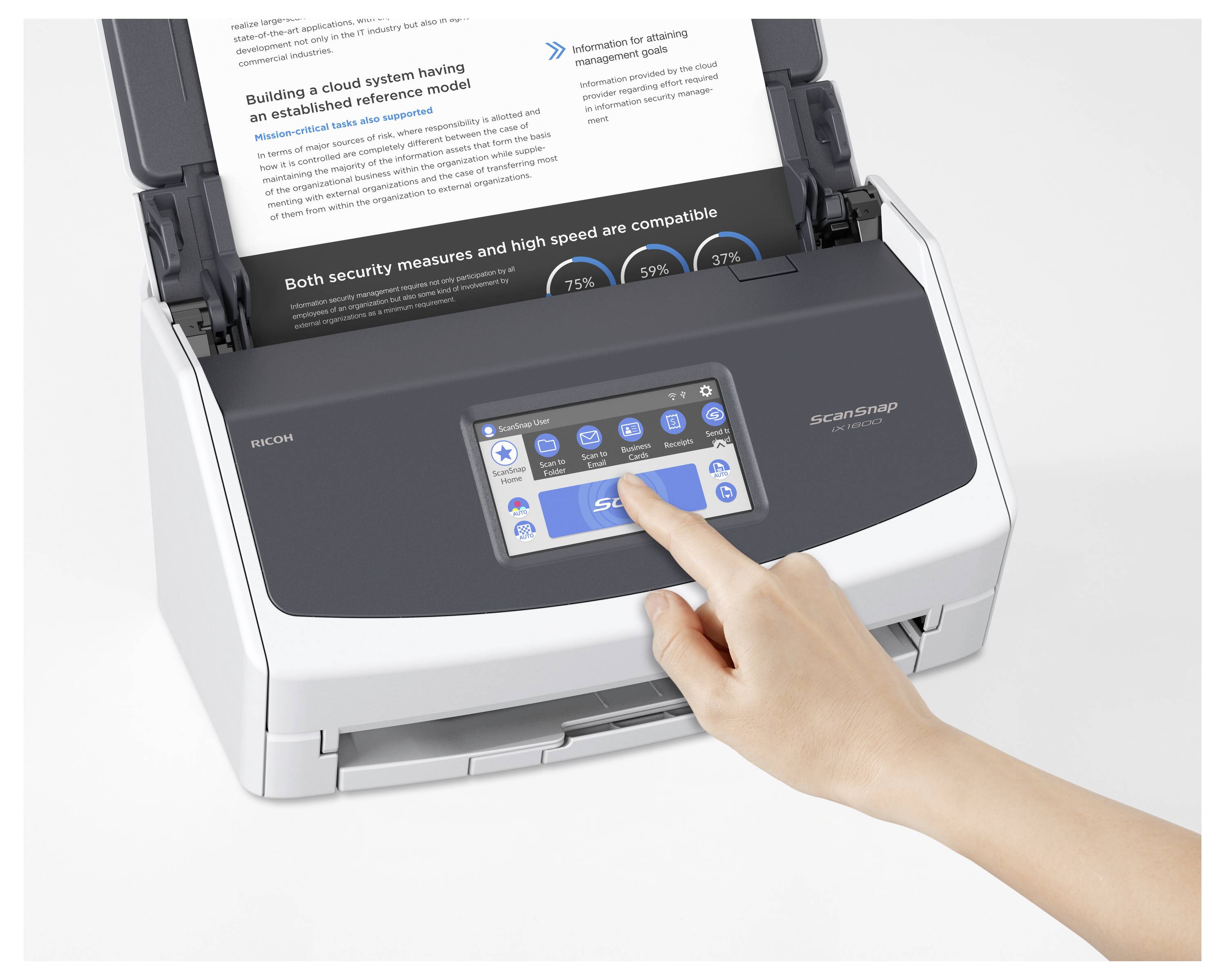 Una persona utilizza un touchscreen su uno scanner con un alimentatore documenti aperto. Lo schermo mostra le impostazioni di scansione e le opzioni per l'acquisizione dei documenti.