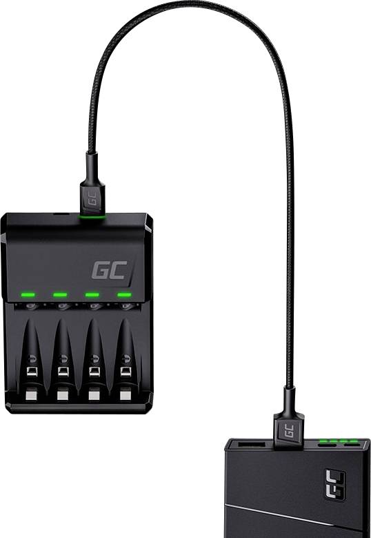 Un cavo di ricarica collega un caricabatterie con quattro batterie in un supporto a una powerbank. Entrambi i dispositivi sono neri.