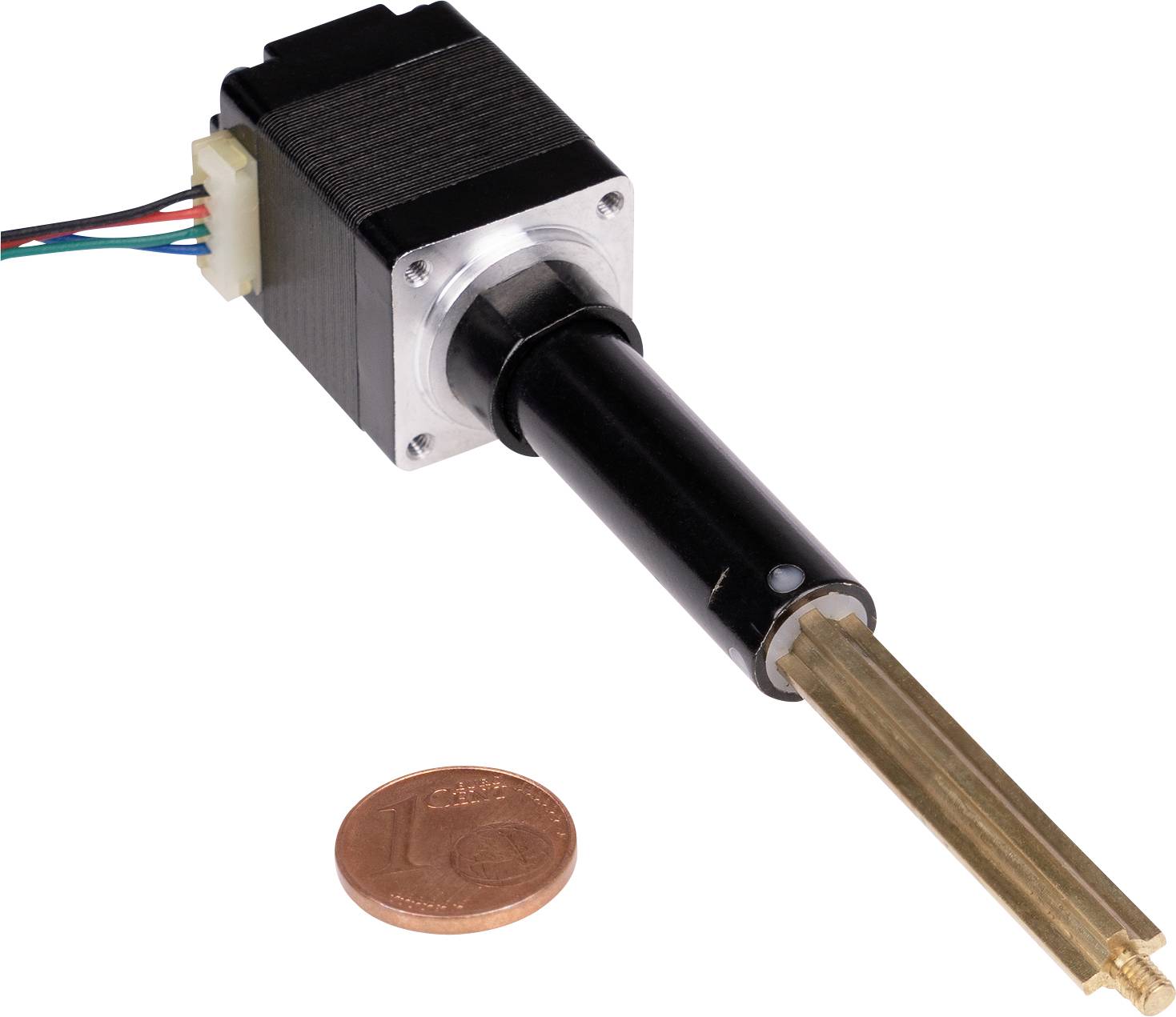 Un motore passo-passo elettrico con cavi multicolori accanto a una moneta da 1 centesimo che mostra la relazione di dimensione.