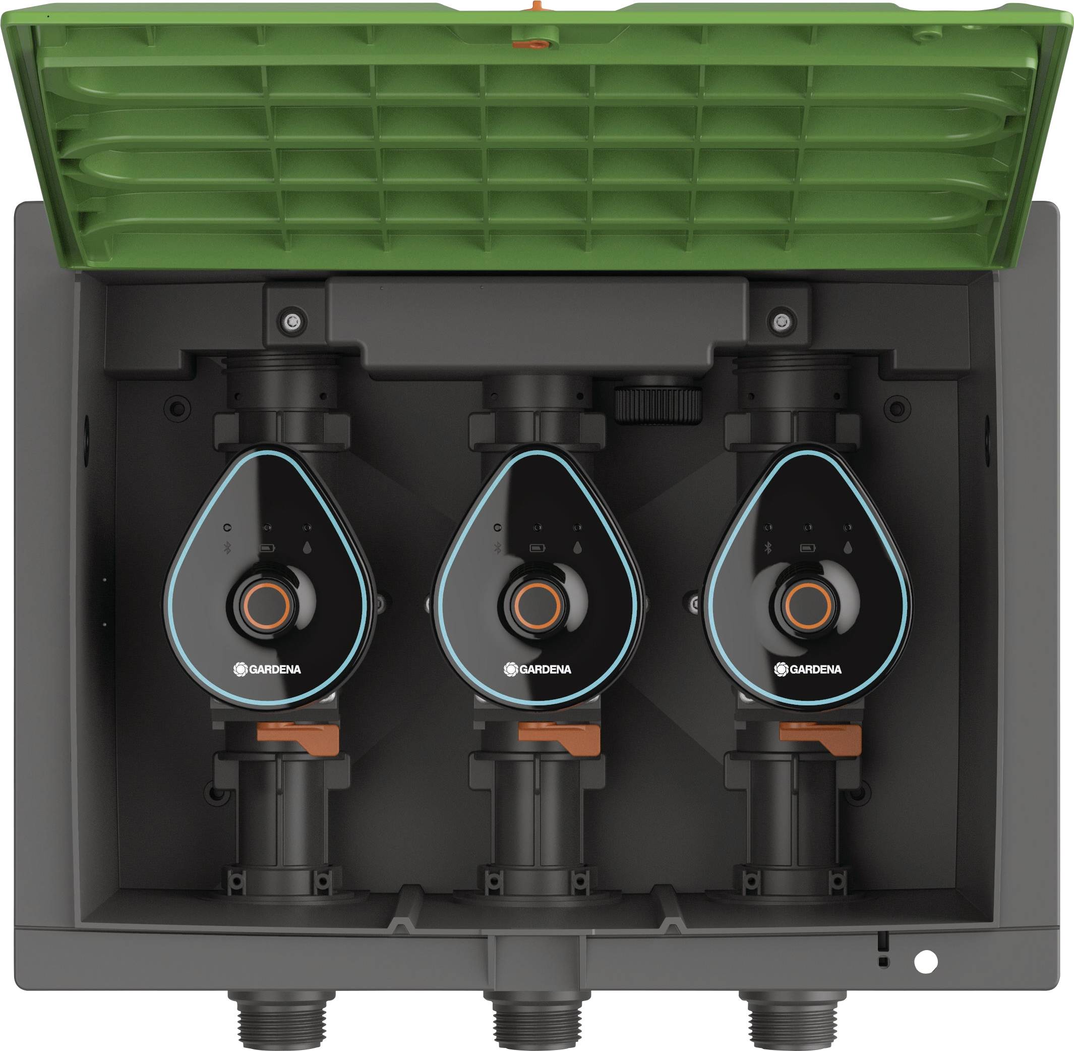 Tre dispositivi elettronici di controllo acqua Gardena in un involucro verde, adatti per l'irrigazione automatica del giardino.
