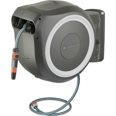 Un avvolgitubo automatico da parete con involucro grigio, marchio "Gardena", con un tubo da giardino retrattile e ugello esteso verso l'esterno.