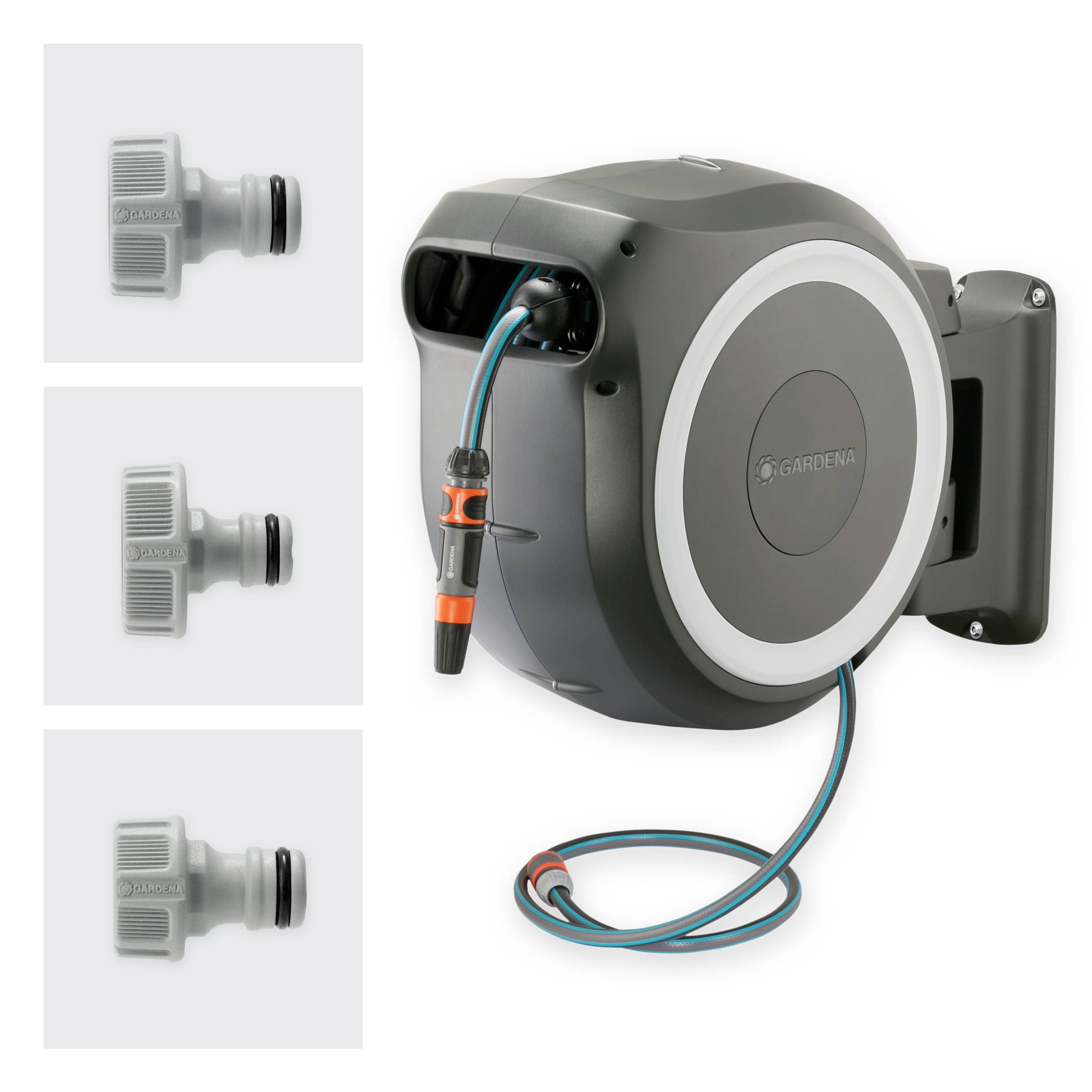 Una scatola avvolgitubo da giardino automatica montata a parete, con un tubo blu arrotolato e tre adattatori di connessione.