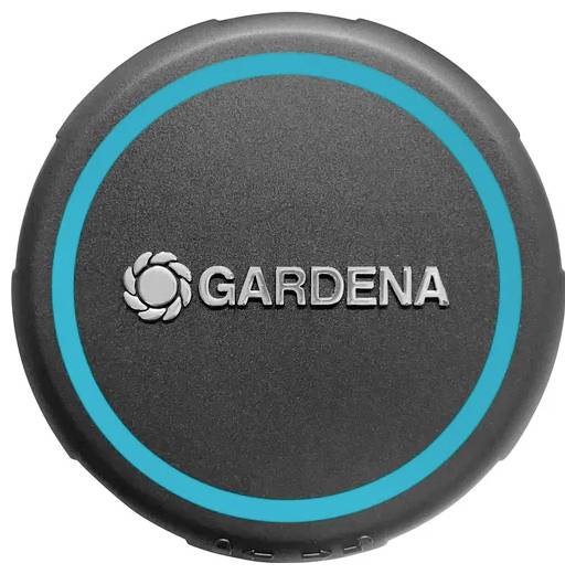 Un dispositivo nero rotondo con un bordo azzurro chiaro e un logo argentato al centro che recita 'GARDENA'.