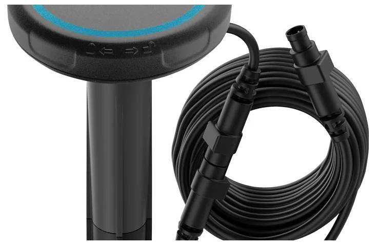 Primo piano di un'antenna GPS nera con un cavo arrotolato, utilizzata per la ricezione di segnali satellitari e sistemi di navigazione.