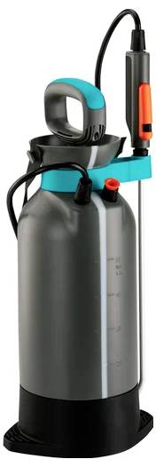Un'irroratrice da giardino grigia con manico blu e indicatore di misurazione sul lato. In alto un tubo nero con ugello arancione.