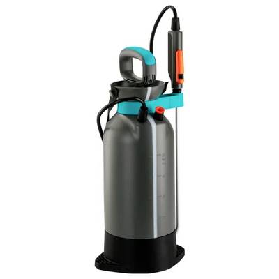 Un'irroratrice da giardino grigia con manico blu e indicatore di misurazione sul lato. In alto un tubo nero con ugello arancione.