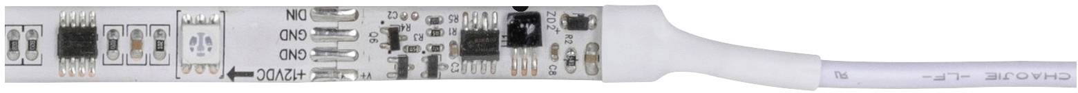Primo piano di una striscia LED flessibile con diversi piccoli componenti elettronici e un cavo all'estremità.